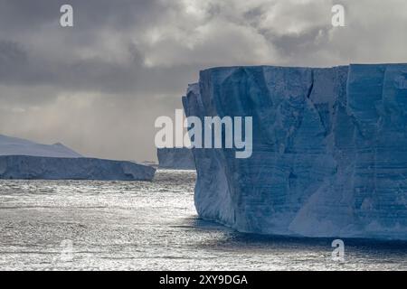 Icebergs tabulaires dans et autour de la mer de Weddell pendant les mois d'été, Antarctique, Océan Austral. Banque D'Images