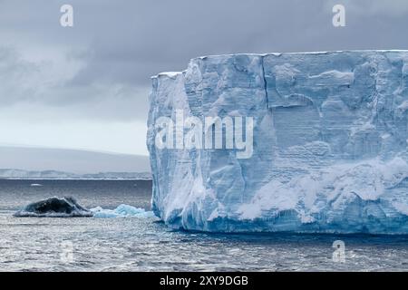 Icebergs tabulaires dans et autour de la mer de Weddell pendant les mois d'été, Antarctique, Océan Austral. Banque D'Images