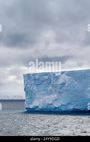 Icebergs tabulaires dans et autour de la mer de Weddell pendant les mois d'été, Antarctique, Océan Austral. Banque D'Images