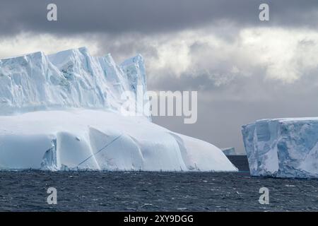 Icebergs tabulaires dans et autour de la mer de Weddell pendant les mois d'été, Antarctique, Océan Austral. Banque D'Images