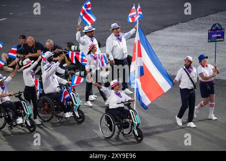 Paris, France. 28 août 2024. PARIS, FRANCE - AOÛT 28 : les porteurs de drapeaux Andres Molina du Costa Rica et Maria del Pilar Riveros du Costa Rica dirigent leur contingent lors de la cérémonie d'ouverture des Jeux Paralympiques de Paris 2024 à la place de la Concorde le 28 août 2024 à Paris, France. (Photo de Patrick Goosen/BSR Agency) crédit : BSR Agency/Alamy Live News Banque D'Images