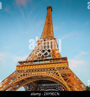 08 28 2024 - Paris, France. Tour Eiffel. Tour avec anneaux olympiques illuminés dans la soirée Banque D'Images