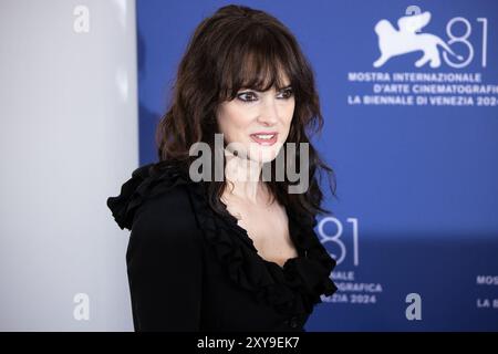 Lido Di Venezia, Italie. 28 août 2024. Winona Ryder assiste à un photocall pour le film 'Beetlejuice Beetlejuice' lors du 81ème Festival International du film de Venise le 28 août 2024 à Venise, Italie. © photo : Cinzia Camela. Crédit : Live Media Publishing Group/Alamy Live News Banque D'Images