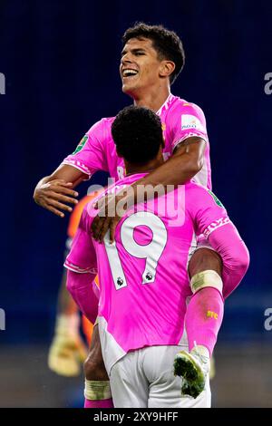 Cardiff, Royaume-Uni. 28 août 2024. Cameron Archer, de Southampton (19 ans), célèbre avoir marqué son troisième but avec Mateus Fernandes, de Southampton. Carabao Cup EFL Cup 2ème tour match, Cardiff City v Southampton au Cardiff City Stadium de Cardiff, pays de Galles, le mercredi 28 août 2024. Cette image ne peut être utilisée qu'à des fins éditoriales. Usage éditorial exclusif, photo de Lewis Mitchell/Andrew Orchard photographie sportive/Alamy Live News crédit : Andrew Orchard photographie sportive/Alamy Live News Banque D'Images