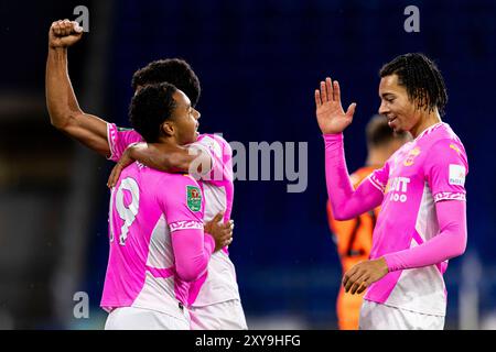 Cardiff, Royaume-Uni. 28 août 2024. Cameron Archer, de Southampton (19 ans), célèbre avoir marqué son troisième but avec Mateus Fernandes et Samuel Edozie, de Southampton. Carabao Cup EFL Cup 2ème tour match, Cardiff City v Southampton au Cardiff City Stadium de Cardiff, pays de Galles, le mercredi 28 août 2024. Cette image ne peut être utilisée qu'à des fins éditoriales. Usage éditorial exclusif, photo de Lewis Mitchell/Andrew Orchard photographie sportive/Alamy Live News crédit : Andrew Orchard photographie sportive/Alamy Live News Banque D'Images