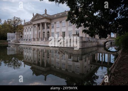 Vue extérieure du palais Lazienki néoclassique situé dans le parc royal de Łazienki, Varsovie, 28 août 2024 Pologne Banque D'Images