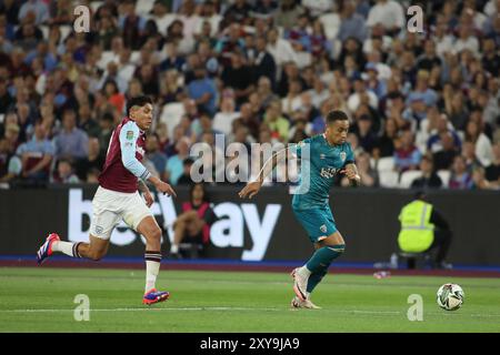 Londres, Royaume-Uni. 28 août 2024. Londres, Angleterre, 28 août 2024 : Edson Alvarez (19 West Ham United) et Marcus Tavernier (16 Bournemouth) lors du match de la Coupe Carabao entre West Ham United et Bournemouth au London Stadium de Londres, Angleterre (Alexander Canillas/SPP) crédit : SPP Sport Press photo. /Alamy Live News Banque D'Images