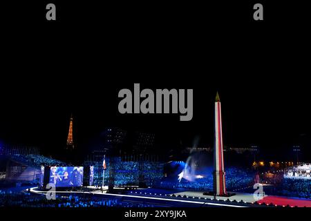 Le drapeau français projeté sur l’obélisque de Louxor lors de la cérémonie d’ouverture des Jeux Paralympiques de Paris 2024 sur la place de la Concorde. Date de la photo : mercredi 28 août 2024. Banque D'Images