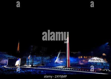 Le drapeau français projeté sur l’obélisque de Louxor lors de la cérémonie d’ouverture des Jeux Paralympiques de Paris 2024 sur la place de la Concorde. Date de la photo : mercredi 28 août 2024. Banque D'Images