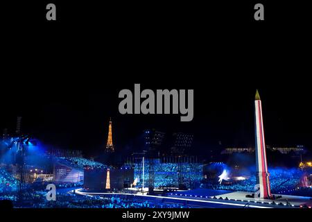 Le drapeau français projeté sur l’obélisque de Louxor lors de la cérémonie d’ouverture des Jeux Paralympiques de Paris 2024 sur la place de la Concorde. Date de la photo : mercredi 28 août 2024. Banque D'Images