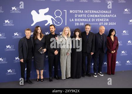 Lido Di Venezia, Italie. 28 août 2024. L'acteur AMÉRICAIN Willem Dafoe, l'actrice italienne Monica Bellucci, l'acteur américain Justin Theroux, l'actrice Catherine O'Hara, l'actrice américaine Winona Ryder, le réalisateur américain Tim Burton, l'acteur américain Michael Keaton et l'actrice américaine Jenna Ortega posent lors de l'appel photo du film d'ouverture 'Beetlejuice Beetlejuice' réalisé par Tim Burton le 28 août 2024 lors du 81e Festival international du Lido de Venise. © photo : Cinzia Camela. Crédit : Live Media Publishing Group/Alamy Live News Banque D'Images