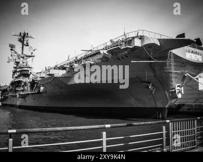 Porte-avions historique USS Intrepid, Manhattan Banque D'Images