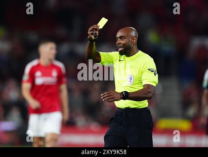 Arbitre Sam Allison lors du match de deuxième tour de la Coupe Carabao au City Ground, Nottingham. Date de la photo : mercredi 28 août 2024. Banque D'Images