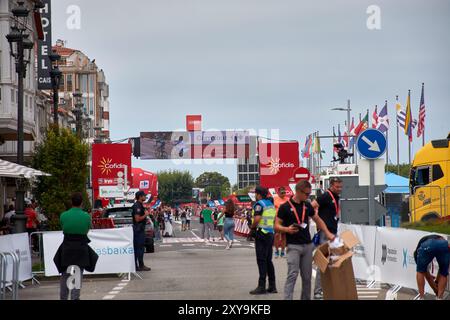 Bayona, Pontevedra, Espagne ; 27 août 2024 ; Une vue complète de la ligne d'arrivée à Bayona lors d'une étape de la Vuelta a España. La scène est vivante wi Banque D'Images