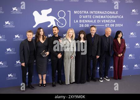 News - Beetlejuice Beetlejuice - Photocall - le 81e Festival international du film de Venise L'acteur américain Willem Dafoe, l'actrice italienne Monica Bellucci, l'actrice américaine Justin Theroux, l'actrice américaine Catherine O Hara, l'actrice américaine Winona Ryder, le réalisateur américain Tim Burton, l'acteur américain Michael Keaton et l'actrice américaine Jenna Ortega posent lors du photocall du film d'ouverture Beetlejuice Beetlejuice réalisé par Tim Burton le 28 août 2024 lors du 81e Festival international du Lido de Venise. Photo : Cinzia Camela. Lido di Venezia Palazzo del Cinema Italy Copyright : xCinziaxCamelax/xLiveMediax LPN 1490962 Banque D'Images