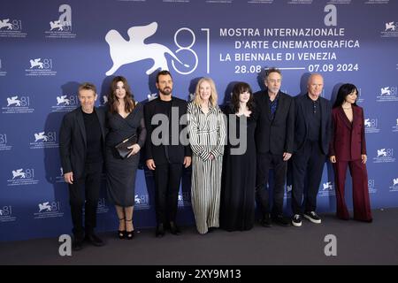 News - Beetlejuice Beetlejuice - Photocall - le 81e Festival international du film de Venise L'acteur américain Willem Dafoe, l'actrice italienne Monica Bellucci, l'actrice américaine Justin Theroux, l'actrice américaine Catherine O Hara, l'actrice américaine Winona Ryder, le réalisateur américain Tim Burton, l'acteur américain Michael Keaton et l'actrice américaine Jenna Ortega posent lors du photocall du film d'ouverture Beetlejuice Beetlejuice réalisé par Tim Burton le 28 août 2024 lors du 81e Festival international du Lido de Venise. Photo : Cinzia Camela. Lido di Venezia Palazzo del Cinema Italy Copyright : xCinziaxCamelax/xLiveMediax LPN 1490961 Banque D'Images