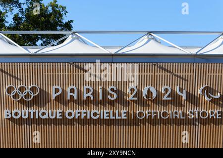 Le magasin officiel des Jeux Olympiques de Paris 2024 sur l'avenue des champs Elysées dans le 8ème arrondissement de Paris. Banque D'Images