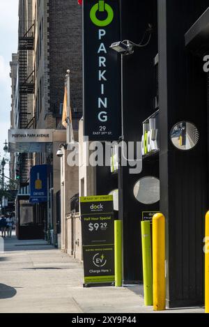 Dock EV Charging Station parking Sign, New York City, États-Unis 2024 Banque D'Images