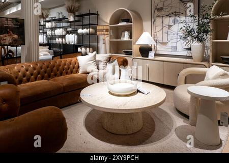 Le magasin phare CRATE & Barrel Housewares est situé dans le Flatiron District de New York, USA 2024 Banque D'Images