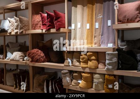 Le magasin phare CRATE & Barrel Housewares est situé dans le Flatiron District de New York, USA 2024 Banque D'Images