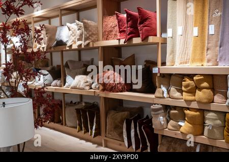 Le magasin phare CRATE & Barrel Housewares est situé dans le Flatiron District de New York, USA 2024 Banque D'Images