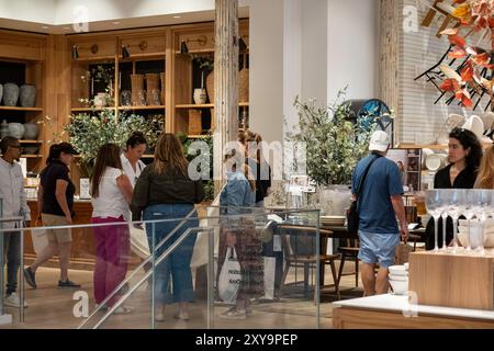 Le magasin phare CRATE & Barrel Housewares est situé dans le Flatiron District de New York, USA 2024 Banque D'Images