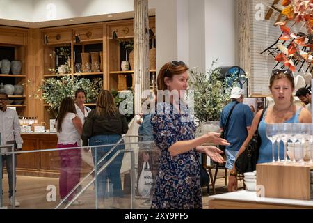 Le magasin phare CRATE & Barrel Housewares est situé dans le Flatiron District de New York, USA 2024 Banque D'Images