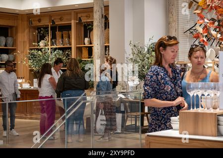 Le magasin phare CRATE & Barrel Housewares est situé dans le Flatiron District de New York, USA 2024 Banque D'Images