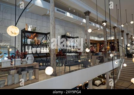 Le magasin phare CRATE & Barrel Housewares est situé dans le Flatiron District de New York, USA 2024 Banque D'Images