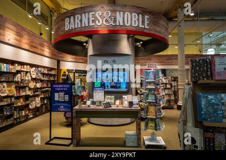 Barnes & Noble Booksellers sur Union Square a un grand choix de marchandises, New York City, USA 2024 Banque D'Images