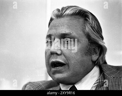 Le cinéaste argentin Héctor Olivera dans son bureau Aries Cinematográfica S.A. à Buenos Aires, Argentine, le 30 juillet 1974. Banque D'Images