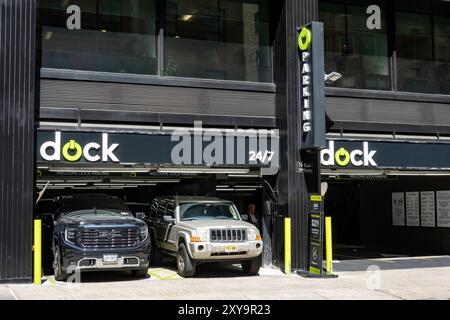 Dock EV Charging Station parking Sign, New York City, États-Unis 2024 Banque D'Images