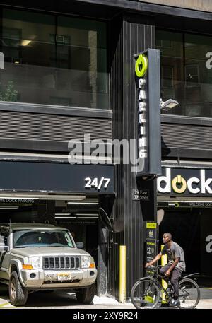 Dock EV Charging Station parking Sign, New York City, États-Unis 2024 Banque D'Images