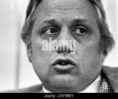 Le cinéaste argentin Héctor Olivera dans son bureau Aries Cinematográfica S.A. à Buenos Aires, Argentine, le 30 juillet 1974. Banque D'Images