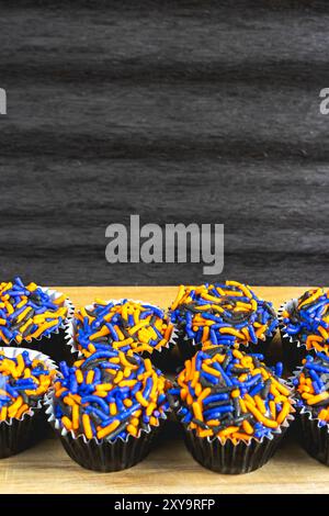 Bonbons brésiliens typiques, Brigadeiros. Dans les couleurs d'Halloween, sur une table en bois. Bonbons pour Halloween du Brésil. Banque D'Images