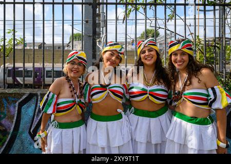 Londres, Royaume-Uni, le 26 août 2024, la foule a envahi les rues de Notting Hill pour le carnaval annuel de Londres. Célébrant la culture des Caraïbes, il en est à sa 56e édition. Le deuxième jour est le jour des adultes où tous les costumes de fantaisie sont exposés, on pensait qu'il y avait un million de personnes dans les rues., Andrew Lalchan Photography/Alamy Live News Banque D'Images