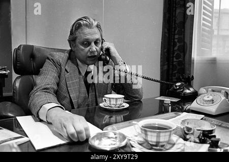 Le cinéaste argentin Héctor Olivera dans son bureau Aries Cinematográfica S.A. à Buenos Aires, Argentine, le 30 juillet 1974. Banque D'Images