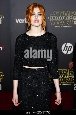 Katherine McNamara lors de la première mondiale de Star Wars : The Force Awakens qui s'est tenue au TCL Chinese Theatre à Hollywood, États-Unis, le 14 décembre 2015. Banque D'Images