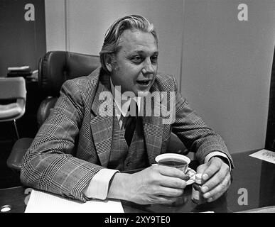 Le cinéaste argentin Héctor Olivera dans son bureau Aries Cinematográfica S.A. à Buenos Aires, Argentine, le 30 juillet 1974. Banque D'Images