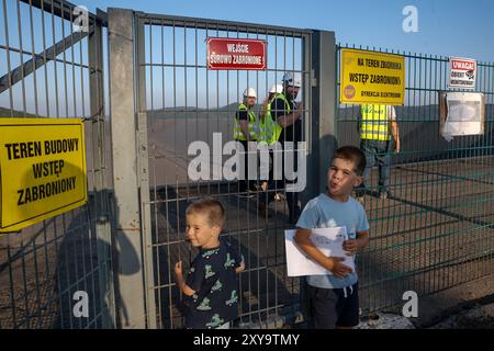 Porabka, Pologne, 28 août 2024. Des enfants regardent la centrale électrique à stockage pompé modernisé sur un réservoir supérieur de la centrale dans les centrales électriques de PGE Porabka-Zar dans le sud de la Pologne. La station est en cours de rénovation et reprendra ses travaux dans deux mois avec sa capacité de 500mW. Centrale électrique de stockage pompé mes nombreux concepteurs de transformation de l'énergie sont conseillés comme moyen plus efficace et respectueux de l'environnement de stockage de l'énergie. Crédit : Dominika Zarzycka/Alamy Live News. Banque D'Images