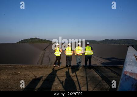 Porabka, Pologne, 28 août 2024. Les ingénieurs observent les travaux de construction et la literie rénovée de la centrale électrique à stockage pompé modernisée sur un réservoir supérieur de la centrale dans les centrales électriques de PGE Porabka-Zar dans le sud de la Pologne. La station est en cours de rénovation et reprendra ses travaux dans deux mois avec sa capacité de 500mW. Centrale électrique de stockage pompé mes nombreux concepteurs de transformation de l'énergie sont conseillés comme moyen plus efficace et respectueux de l'environnement de stockage de l'énergie. Crédit : Dominika Zarzycka/Alamy Live News. Banque D'Images