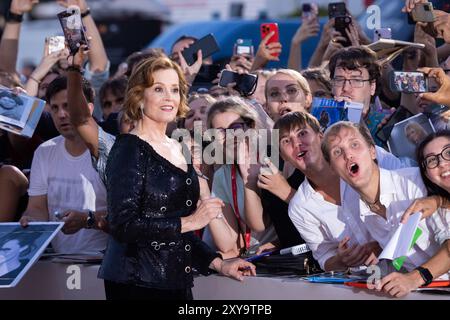 Lido Di Venezia, Italie. 28 août 2024. Sigourney Weaver signe des autographes après avoir reçu le Lion d'Or pour Lifetime Achievement lors de la cérémonie d'ouverture du 81e Festival international du film de Venise le 28 août 2024 à Venise, en Italie. © photo : Cinzia Camela. Crédit : Live Media Publishing Group/Alamy Live News Banque D'Images