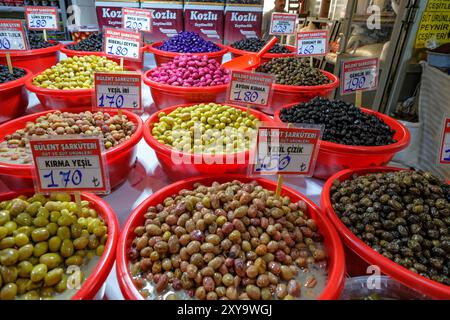 Konya, Turquie - 17 août 2024 : un étal d'olives au bazar Konya, Turquie. Banque D'Images