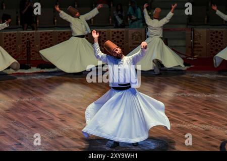 Konya, Turquie - 18 août 2024 : derviches tourbillonnants lors d'un spectacle de tourbillonnement soufi à Konya, Turquie. Banque D'Images