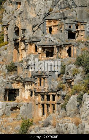 Demre, Turquie - 24 août 2024 : tombes taillées dans la roche dans les ruines de la ville antique de Myra à Demre, Turquie. Banque D'Images