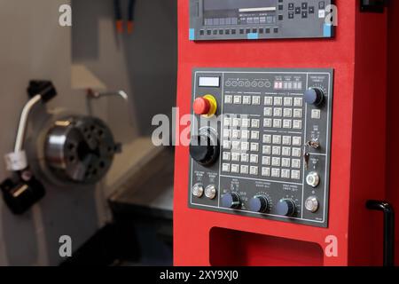 Tour CNC à lit incliné industriel pour le travail des métaux gros plan. Mise au point sélective. Banque D'Images