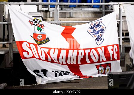 Cardiff, Royaume-Uni. 28 août 2024. Drapeau de Southampton à la mi-temps. Carabao Cup EFL Cup 2ème tour match, Cardiff City v Southampton au Cardiff City Stadium de Cardiff, pays de Galles, le mercredi 28 août 2024. Cette image ne peut être utilisée qu'à des fins éditoriales. Usage éditorial exclusif, photo de Lewis Mitchell/Andrew Orchard photographie sportive/Alamy Live News crédit : Andrew Orchard photographie sportive/Alamy Live News Banque D'Images