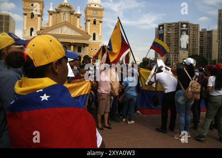 Maracaibo-Venezuela-08-28-2024. Les Vénézuéliens assistent au rassemblement de rue convoqué par le leader de l’opposition María Corina Machado, appelé « Loi tue la peine » ce mercredi 28 août, dans la Basilique de la Vierge de Chiquinquirá, dans le centre de la ville de Maracaibo Venezuela. L’objectif de l’activité est d’exiger que le Conseil électoral National (CNE) publie les résultats vérifiables tableau par tableau un mois après la tenue des élections présidentielles en juillet dernier. Et de cette façon mettre fin à la grave crise de sécurité des droits humains que le pays traverse à la suite de la proclamation de la loi Banque D'Images