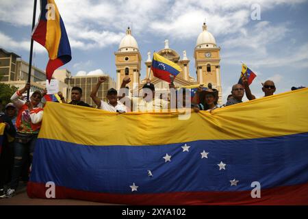 Maracaibo-Venezuela-08-28-2024. Les Vénézuéliens assistent au rassemblement de rue convoqué par le leader de l’opposition María Corina Machado, appelé « Loi tue la peine » ce mercredi 28 août, dans la Basilique de la Vierge de Chiquinquirá, dans le centre de la ville de Maracaibo Venezuela. L’objectif de l’activité est d’exiger que le Conseil électoral National (CNE) publie les résultats vérifiables tableau par tableau un mois après la tenue des élections présidentielles en juillet dernier. Et de cette façon mettre fin à la grave crise de sécurité des droits humains que le pays traverse à la suite de la proclamation de la loi Banque D'Images