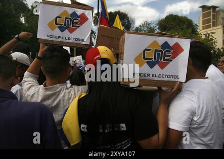 Maracaibo, Venezuela. 08 août 2024. Une jeune femme avec une boîte dans les mains qui simule celles utilisées par le CNE, exige que les résultats des procès-verbaux soient publiés, tableau par tableau ce mercredi 28 août, à la Basilique de la Vierge de Chiquinquira dans la ville de Maracaibo, Venezuela. (Photo de Humberto Matheus/Sipa USA) crédit : Sipa USA/Alamy Live News Banque D'Images